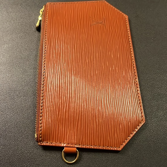 Authentic Louis Vuitton Epi Leather Pouch EUC SUPER CLEAN INSIDE /and OUTSIDE . - Picture 5 of 6